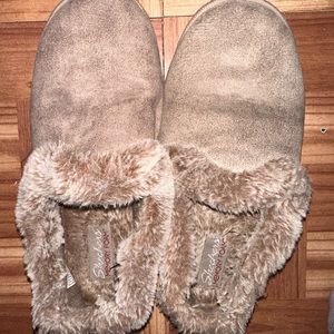 Sketchers Memory Foam slippers Size 6 1/2- 7 Cozy Campfire